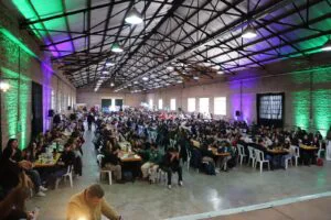Jóvenes y docentes participan de una jornada provincial sobre cooperativismo en Venado Tuerto.