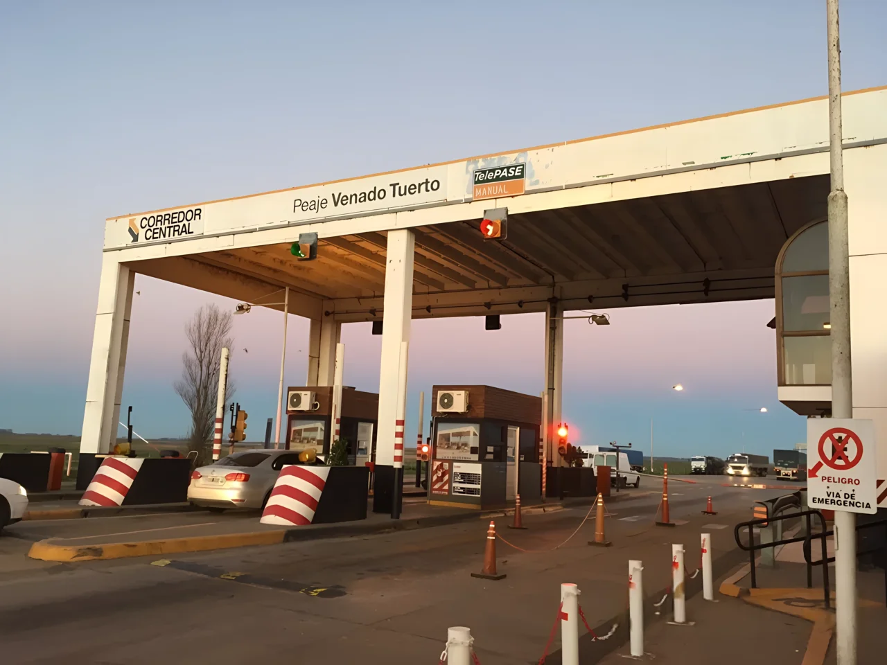 Cabinas del peaje de Venado Tuerto sobre la Ruta Nacional 8