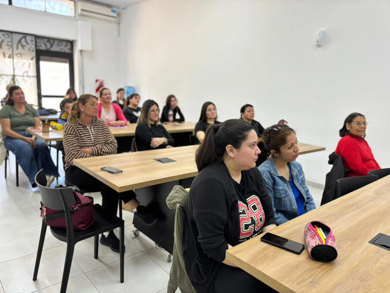 Vecinas participan de la primera clase del taller gratuito de Lengua de Señas Argentina en Venado Tuerto.