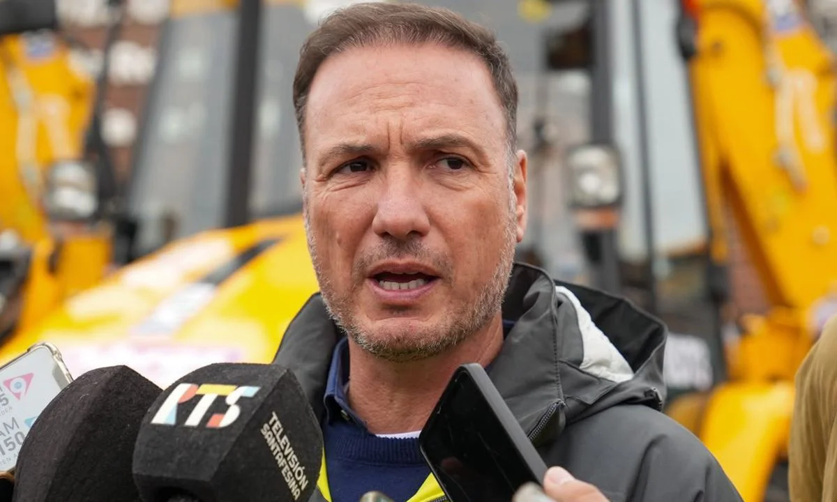 Lisandro Enrico durante una recorrida por obras viales en Santa Fe.