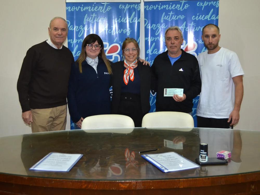 Entrega del aporte económico al Club Sportsman de Villa Cañás