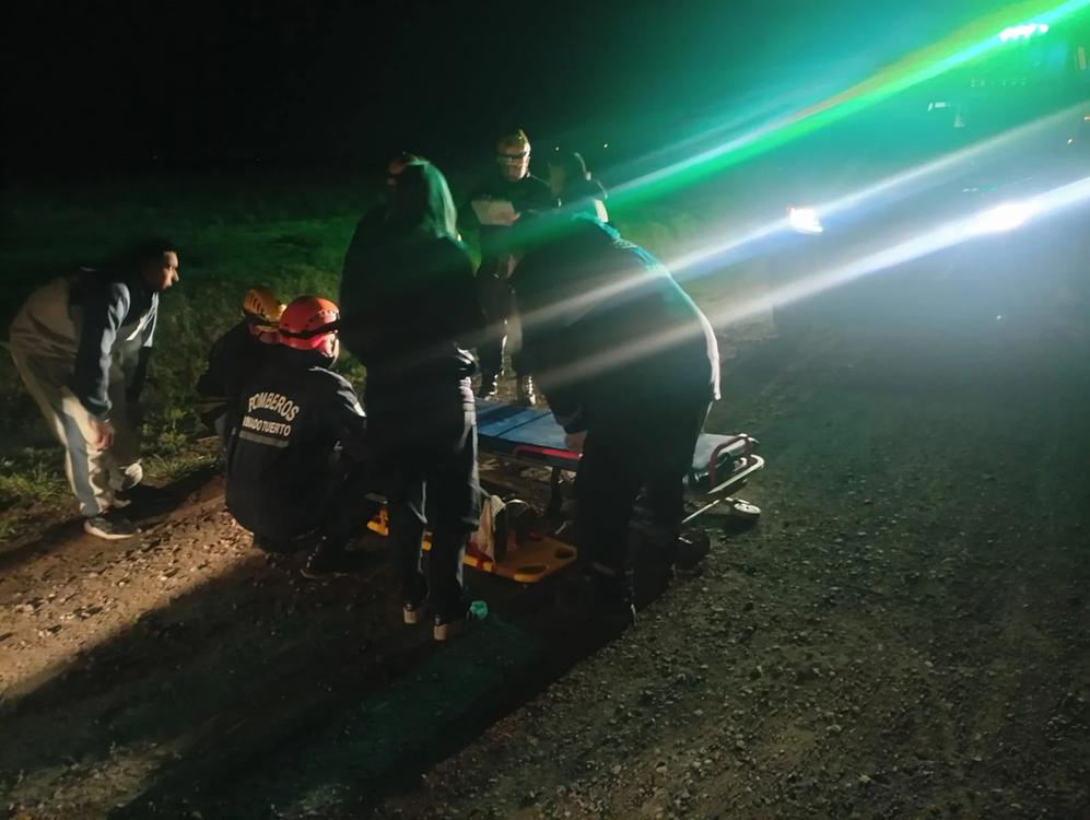 Personal de emergencia trabajando en el lugar del siniestro