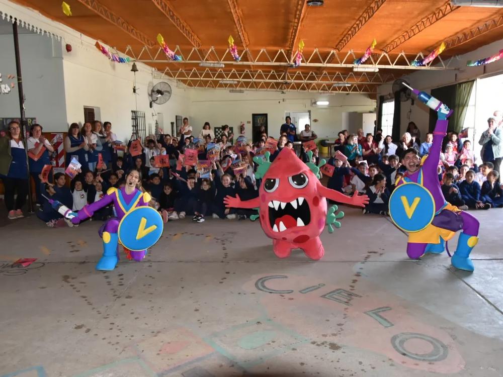 Niños, docentes y personajes de Vax Team durante la jornada realizada en Maggiolo