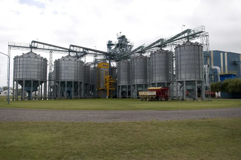 Planta agroindustrial con silos