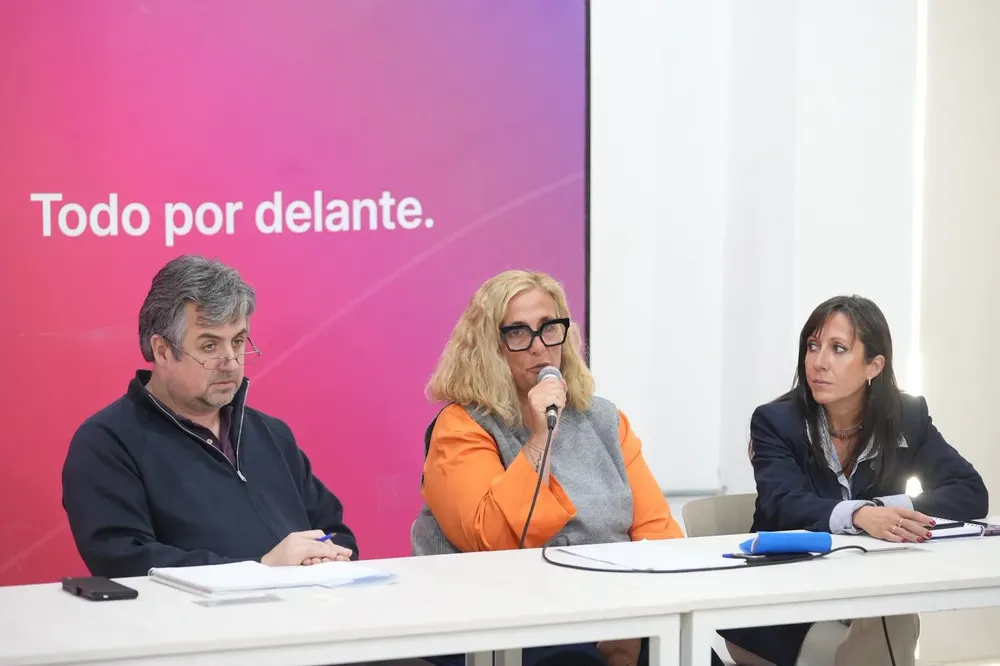 Autoridades provinciales durante la presentación del proyecto de protección frente a la violencia de género.