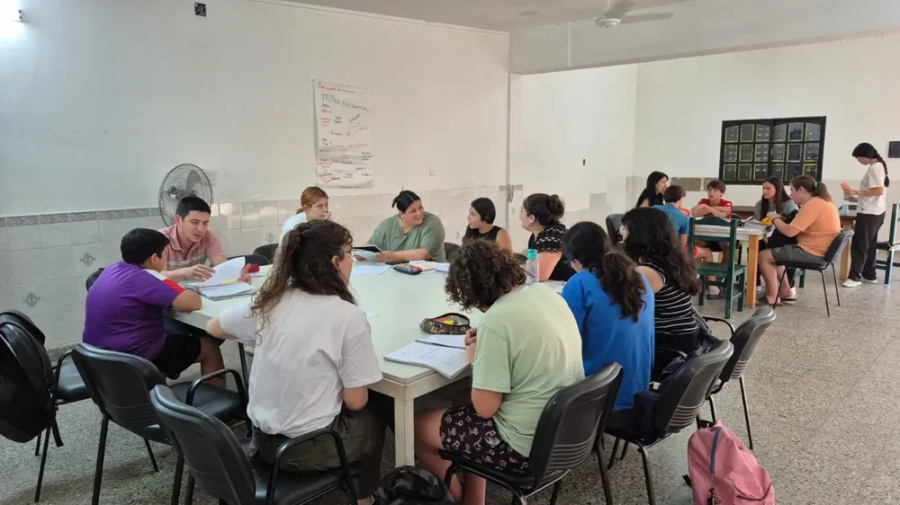 Estudiantes participan de una tutoría presencial del Plan FinEs