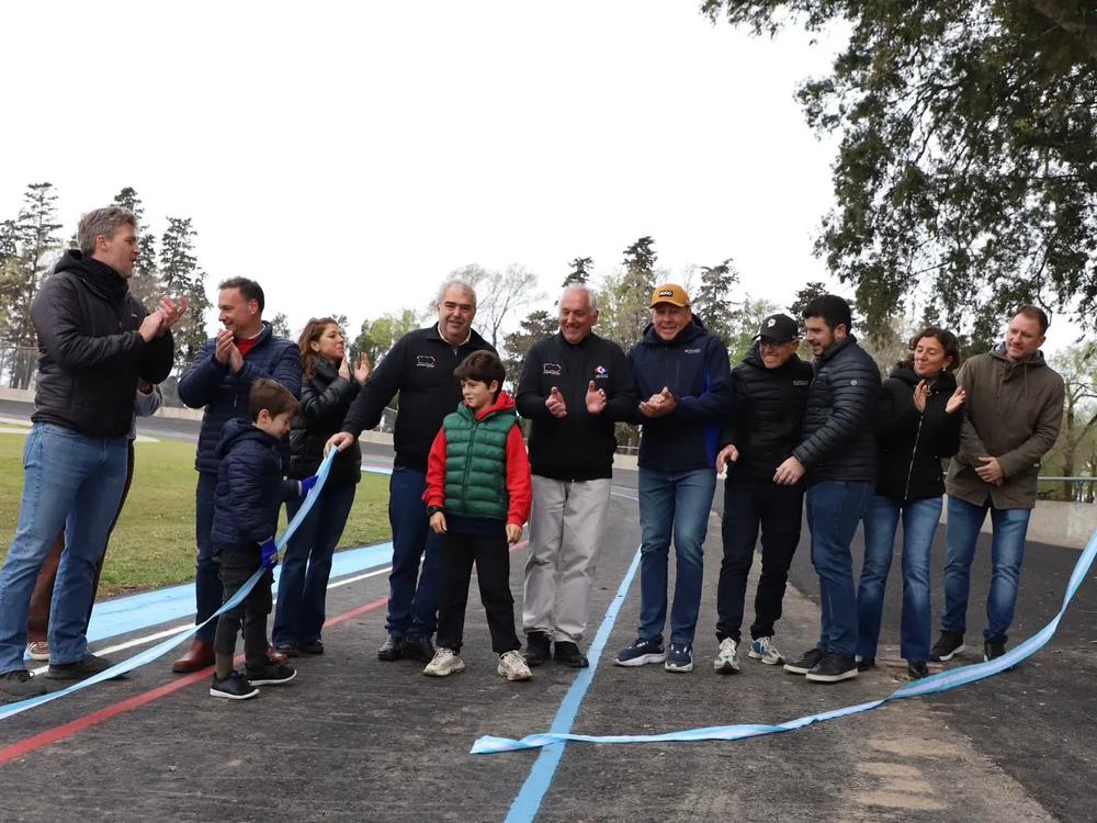 Autoridades, ciclistas y vecinos durante la reapertura del Velódromo Municipal de Venado Tuerto