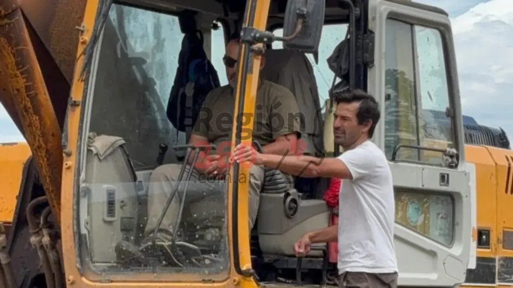 Trabajos de limpieza en un canal pluvial de Firmat