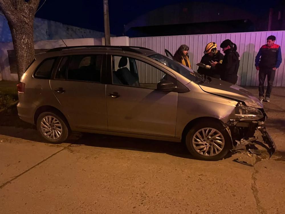Automóvil dañado tras chocar contra un árbol en Venado Tuerto