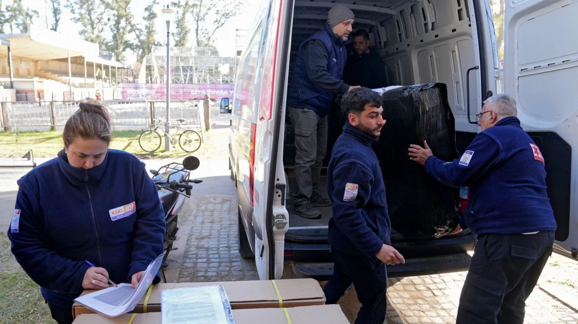 Trabajadores descargan equipamiento sanitario para los Juegos Suramericanos