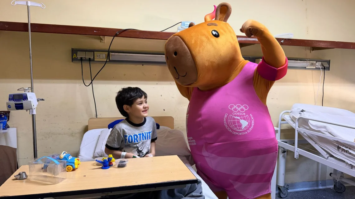 Visita de la mascota de los Juegos Suramericanos al Hospital Alassia.