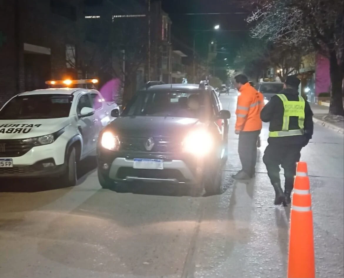 Agentes municipales y policiales realizan un control vehicular nocturno en una calle de Firmat.