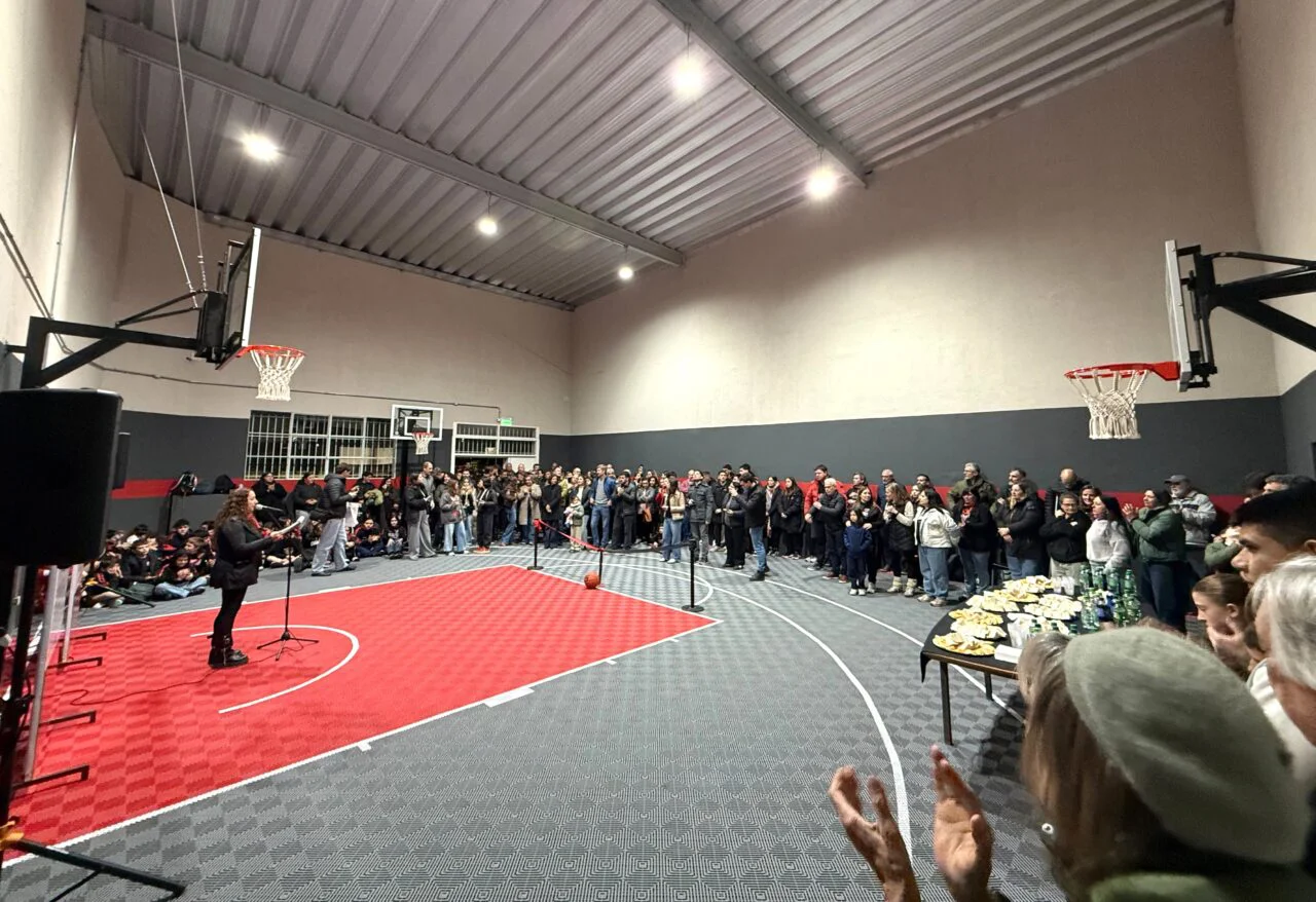 La comunidad de Olimpia participó de la inauguración de la cancha auxiliar Carlos Alberto Felici.