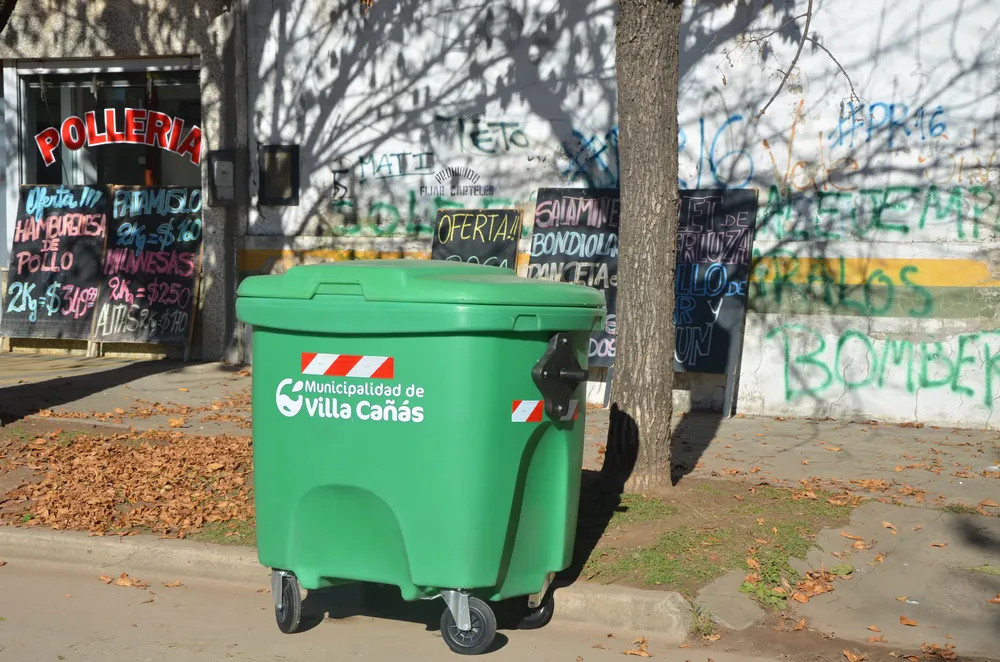 Contenedor municipal frente a comercios de Villa Cañás