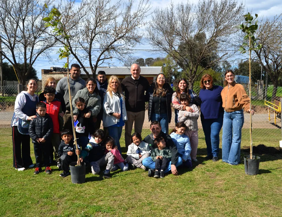 Integrantes de los centros de día y autoridades recibieron los lapachos donados.