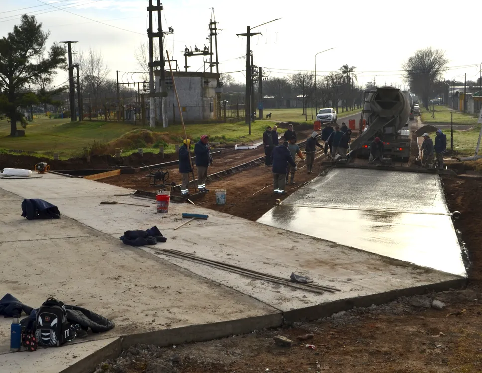 Trabajos de pavimentación en el acceso a Villa Cañás por avenida 64.