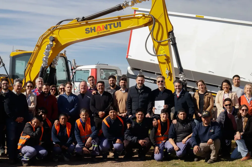 Entrega de equipamiento en la planta de Firmat. Foto: Ministerio de Ambiente y Cambio Climático de Santa Fe.